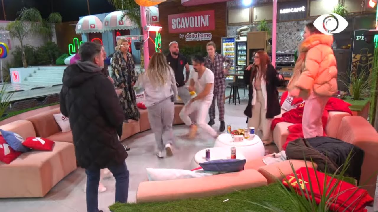 Banorët kërcejnë bashkë, Olta dhe Amos në qendër