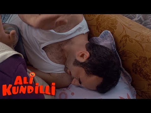 Ali Kundilli | Komşu Kadın Ali'nın burnuna osuruyor.