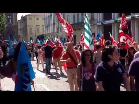 Arrivo corteo manifestanti in piazza della Libertà