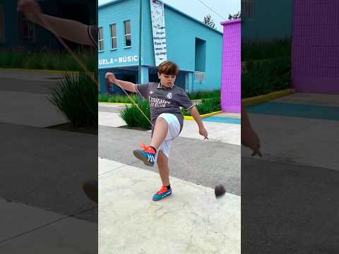 La cueva del oso con el trompo para un suscriptor 🐻 #trompos #spintop #peonza #acrobatics #trucos