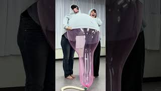 巨大風船が粉々になり、おどろきのあまりフリーズする二人　The giant balloon bursts into pieces, and the two freeze in shock.