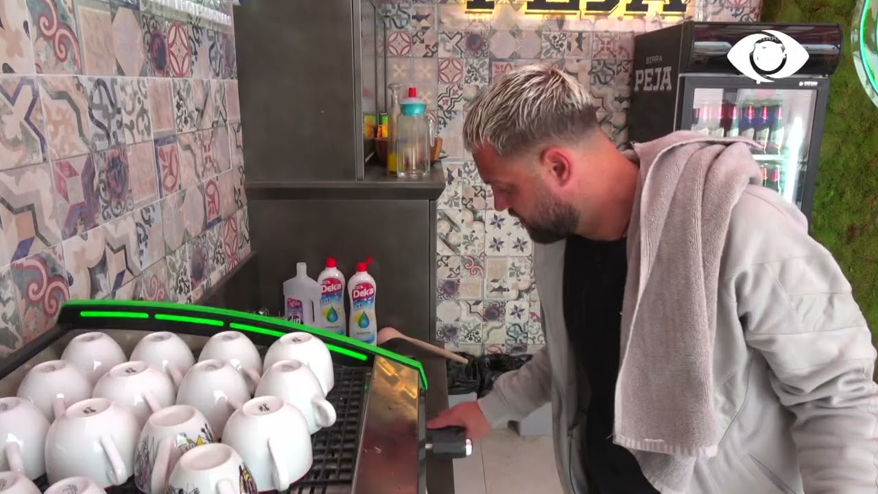 Luizi zgjohet i pari dhe pastron verandën