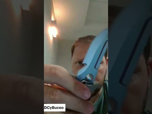 Vídeo relacionado con Cressi Mamba Knife-Cuchillo de Buceo para Adultos, Diseño Fino y Afilado, Hoja de Doble Corte Liso/Serrado en Acero Inoxidable 4Cr14 de 7cm, Funda con Cordón/Cierre de Seguridad