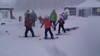 preview picture of video 'Niseko Village Kids Snowboarding Group Lesson'