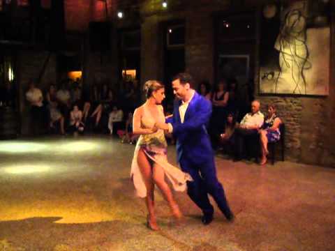 Mauro Caiazza y Carolina Giannini - "Viejo portón"