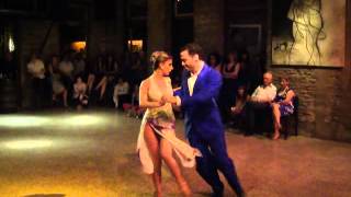 Mauro Caiazza y Carolina Giannini - "Viejo portón"