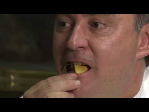 Ferran Adrià degustando el menú como control de cualidad