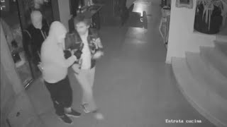 Rapinatori nella villa dell'ex senatore Filippi a Vicenza: il video dei malviventi che lo portano...
