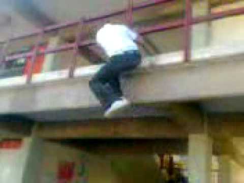 el kevin tirandose del segundo piso