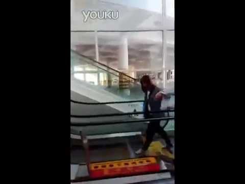 141006 Fancam Nichkhun arrived at Hangzhou Xiaoshan airport