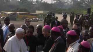 preview picture of video 'CÉRÉMONIE DE BIENVENUE DU PAPE BENOÎT XVI à l' Aéroport international Nsimalen de Yaoundé'