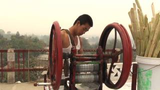 preview picture of video 'Sugar cane juice 100% natural. Myanmar'