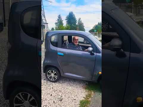 Electric Full Enclosed Electric Mobility Scooter Canada, Electric windows/backup camera/ Top of line