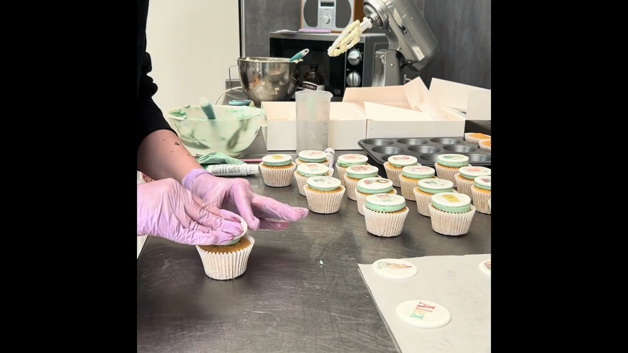 Decorate some bespoke cupcakes with me! 
