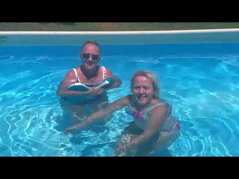 Girls peeing in da pool