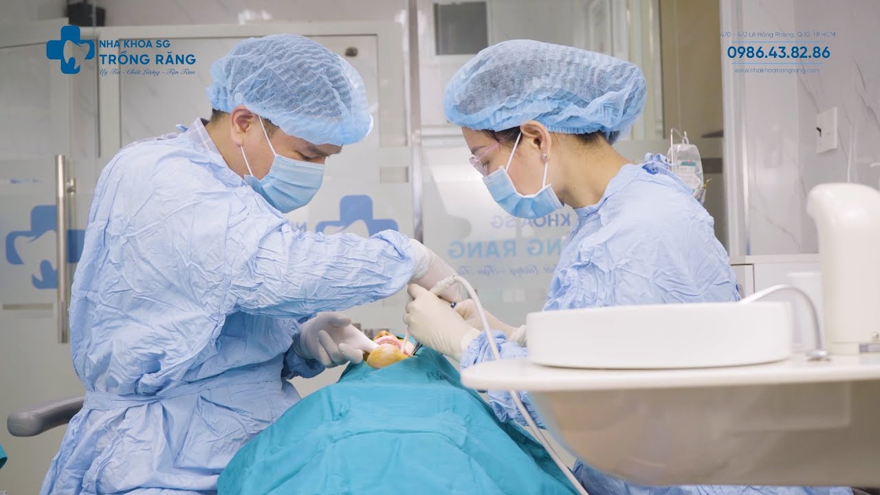 Nhổ 2 răng khôn cùng lúc bằng máy siêu âm Piezotome