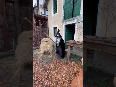 LA BEFANA ARRIVA IN VOLO AL PRESEPE DI SCHIGNANO, MA SBAGLIA UN PO’ LA FASE DI ATTERRAGGIO……