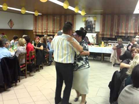 Zaplesejo ob praznovanju Abrahama.MP4
