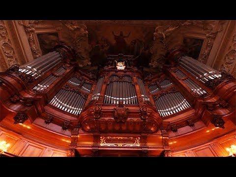 XAVER VARNUS PLAYS BACH'S TOCCATA & FUGUE IN THE BERLINER DOM