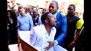 Elliot How?? Alph Lukau Raises Dead Man Then Feeds Him Sadza 🍛