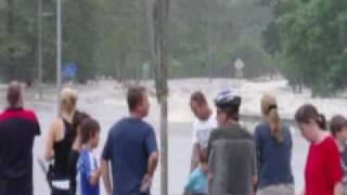 preview picture of video 'Brisbane floods 11-12 Ian 2011 - North Pine River'