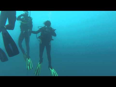 Jess, primera inmersión post OWD, ecualizando.