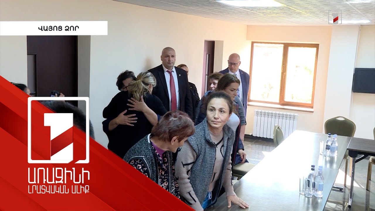 Կանադայի ԱԳ նախարարը Ջերմուկում հանդիպել է բռնի տեղահանված արցախցիների հետ