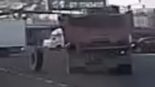 砂石車一個轉彎，輪胎離家出走