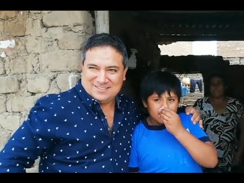 VIDÉO - Pérou : Sans électricité, il fait ses devoirs dans la rue