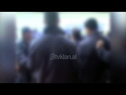 Dhuna në futbollin shqiptar nuk njeh kufi, sherr në stadiumin e Gjirokastrës - (1 Nëntor 2007)