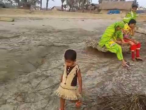 Esmotara Playing in See Beach with her AUNTY,ROSENARA KHATUN 27.03.17