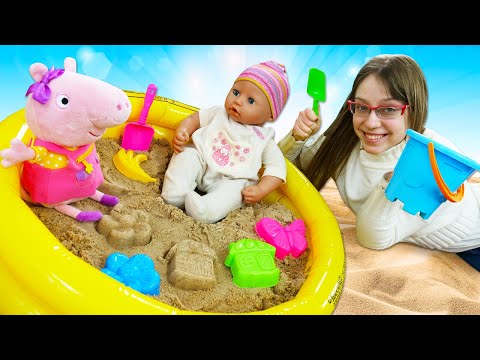 Hiekkaleikkejä vauvanuken kanssa. Lasten nuket ja lelut.