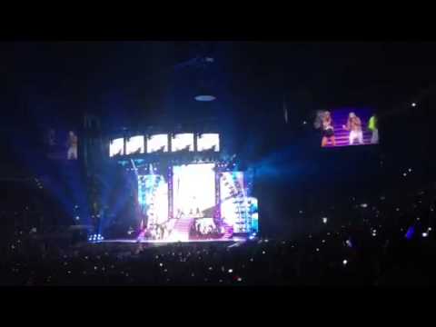 Taylor Swift and Jennifer Lopez "Jenny from the Block" Red Tour