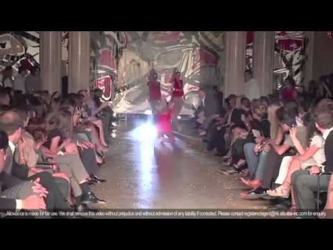 Frau hat wirkliche Probleme mit High Heels