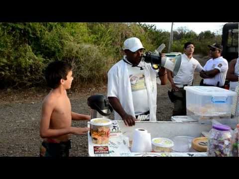 Gabriel Pacheco com o Gostosinho de Noronha