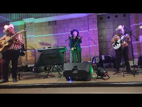 El corral de piedra.michoacanos de Juan gallegos y Mario villa y su cosecha.