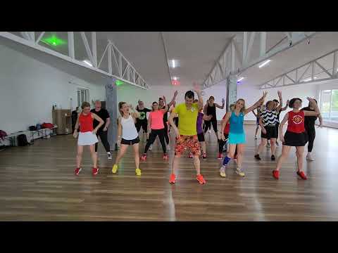 Cine e ea? @VladutaLupau @NicuPaleruOficial