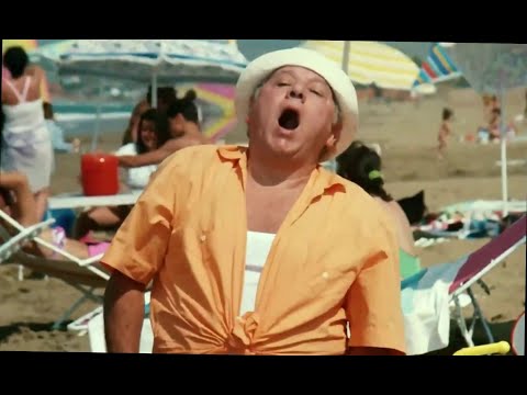 Le Comiche - La domenica in spiaggia 😂 scena divertente con Renato Pozzetto e Paolo Villaggio