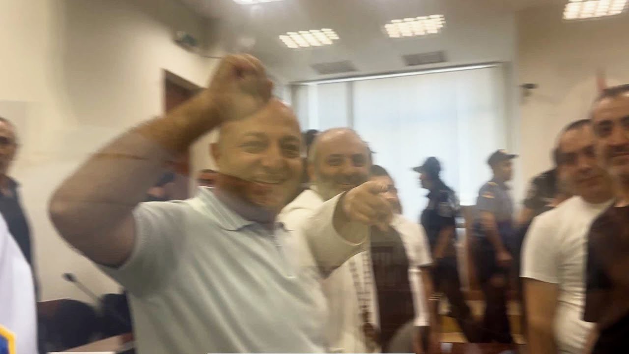 Օդային համբույրներ, ջերմ ողջույններ. Սրբազանի և մյուսների գործով նիստն սկսվեց