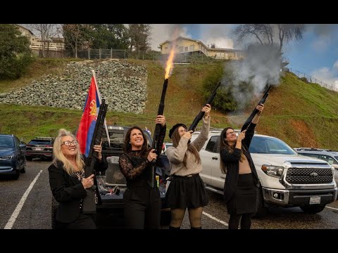 BOŽIĆ U JEDINOM SRPSKOM GRADU U AMERICI: Kad Srbi i Srpkinje zapucaju, odjekuje cela Kalifornija!