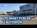 Auto raakt publiek bij autoshow Purmerend