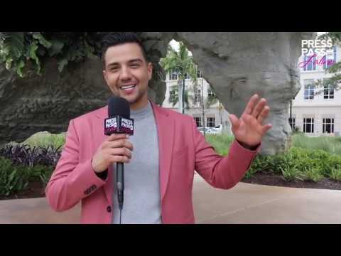 Luis Coronel canta junto a la Banda Los Recoditos