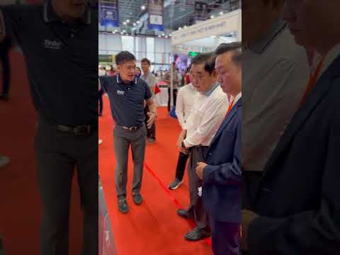 Ông Huỳnh Uy Dũng CT Khu Công Nghiệp Sóng Thần nghiên cứu sản phẩm Giếng Trời Firsky để đưa vào dự án.