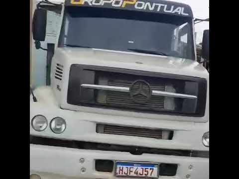 Carreta carregada de eucalipto colide com carro em Floresta Azul