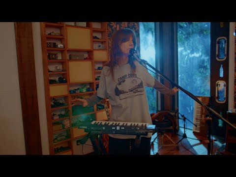 Angie McMahon - Making It Through (Treehouse Sessions)