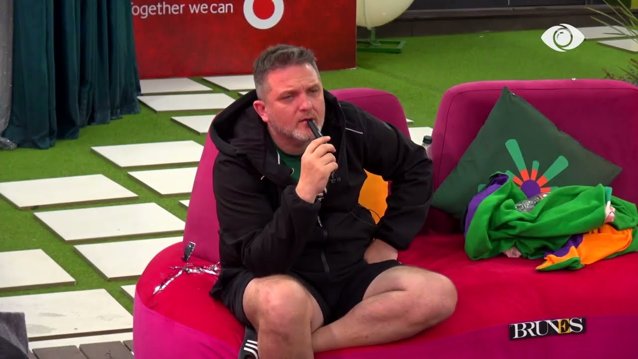 “Mos ndërhyni”/ Juli i kthehet Sarës, ndërhyn Meritoni: Po ti i ke nxjerrë b*thën asaj o babo