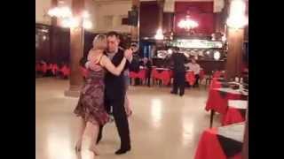 Isabella Szymonowicz y Claudio Strang bailan  tango en Confitería Ideal, Buenos Aires.