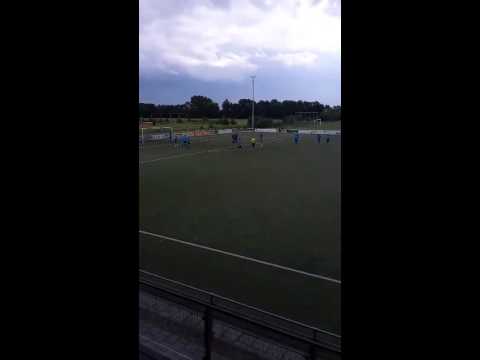 Vrije trap Peter de Groot. (Stadsderby H.C.S.C. - FC Den Helder)
