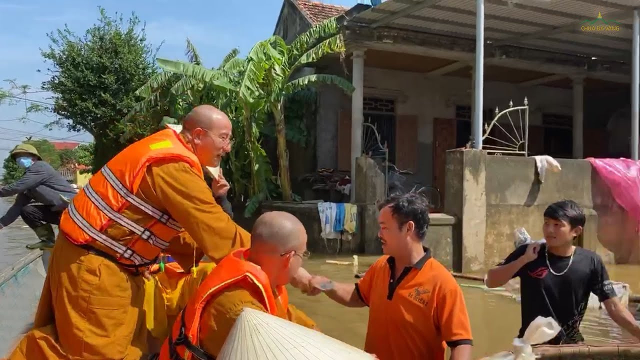 [Video] Sư Phụ Thích Trúc Thái Minh đi từ thiện ở vùng lũ miền Trung