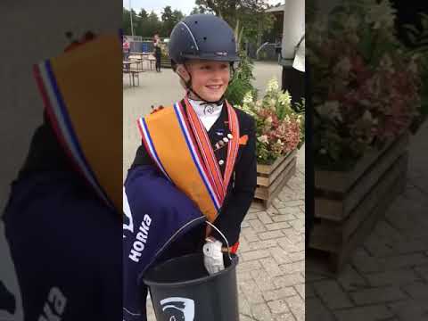 Britt Kikkert van der Linde KNHS kampioen L1 cat C 2021